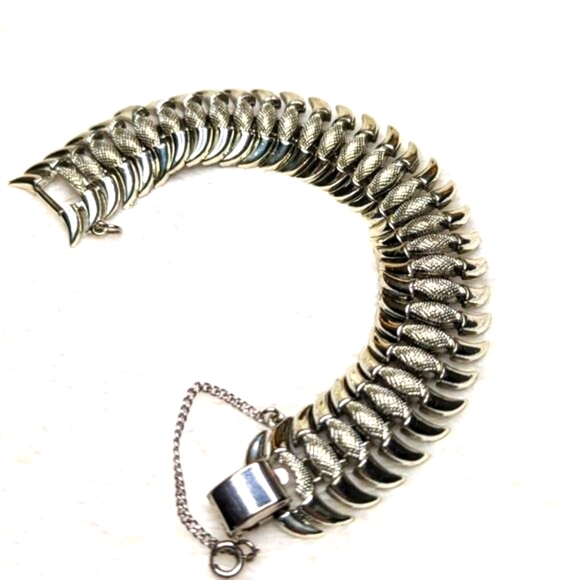 Vintage 50's Coro Silvertone Steer Horn Bracelet with Safety Chain. - Picture 5 of 12